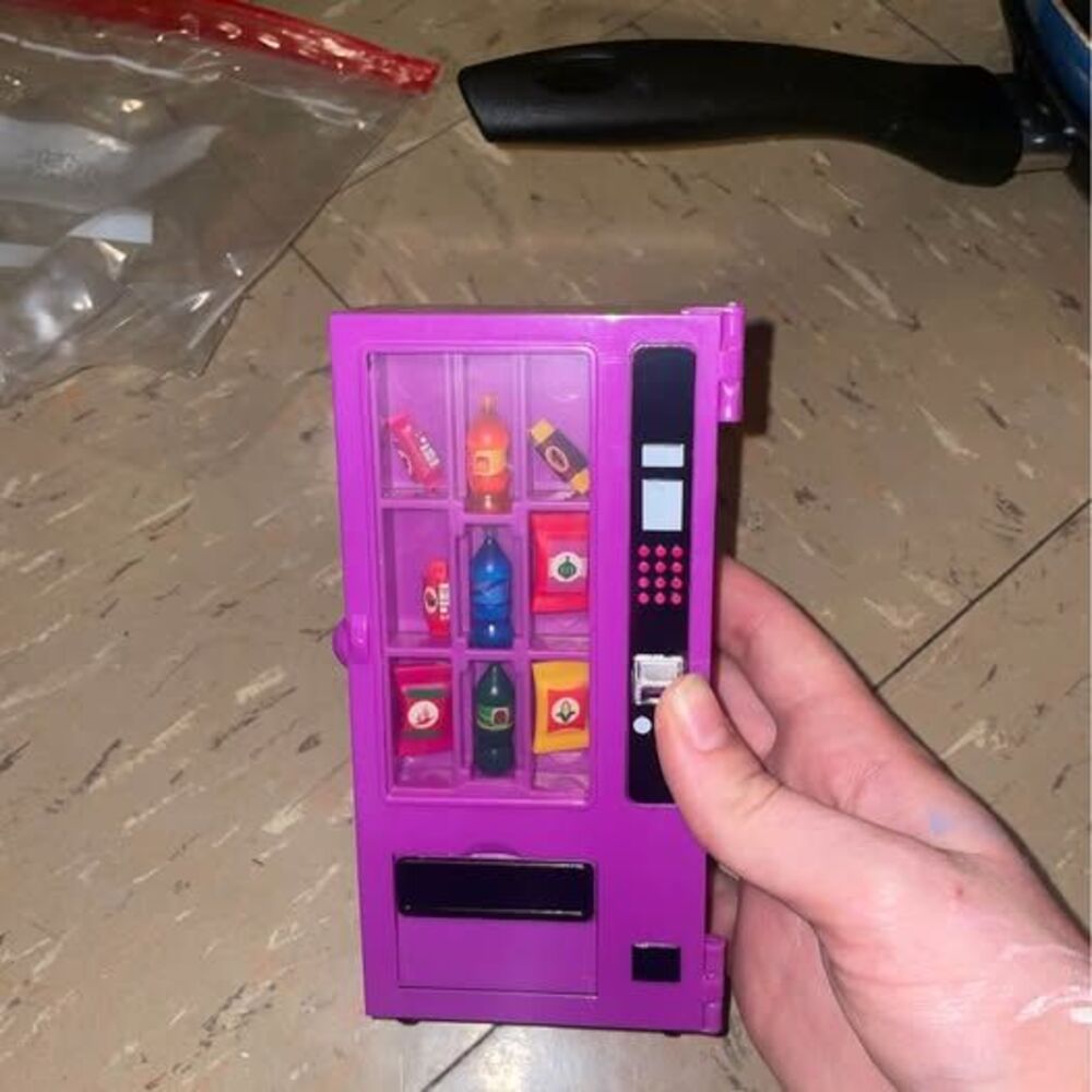 Miworld Vending Machine Toy- Actually Dispenses Drinks!